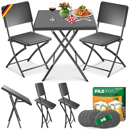 KESSER® Bistroset 3-teilig Balkontisch mit 2 Stühlen | Balkonmöbel Wetterfest & UV-beständig Balkonset klappbare Sitzgruppe | Beschichtetes Stahl & Rattan-Optik | Gartenmöbelset mit 6 Filz-Untersetzer